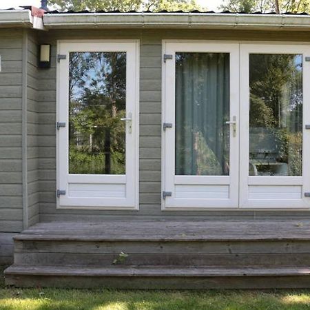 Een Chalet Met Prive Sauna En Tuin Tzummarum Exterior photo