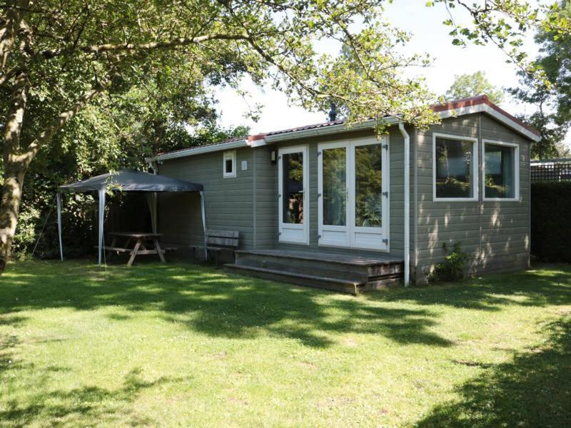 Een Chalet Met Prive Sauna En Tuin Tzummarum Exterior photo